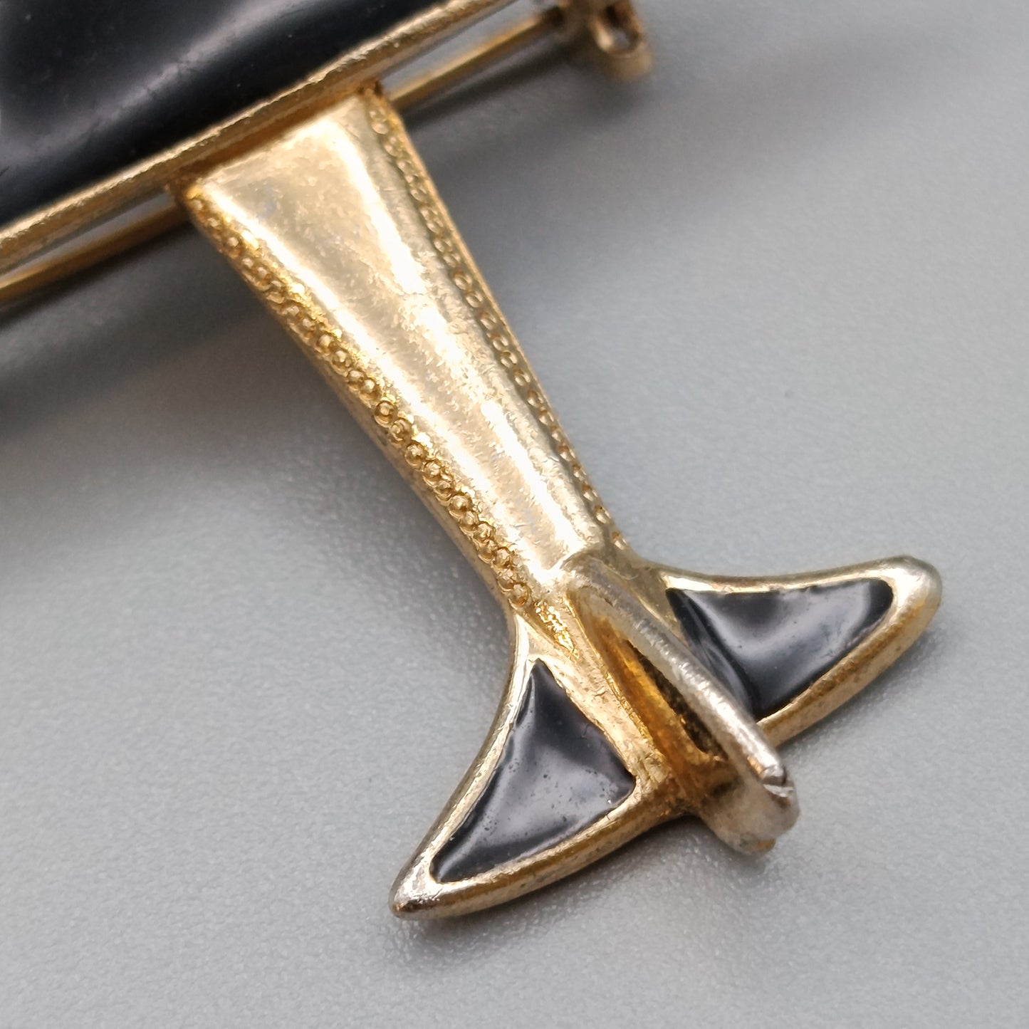 Elegante Flugzeug Brosche in Gold und Schwarz Vintage