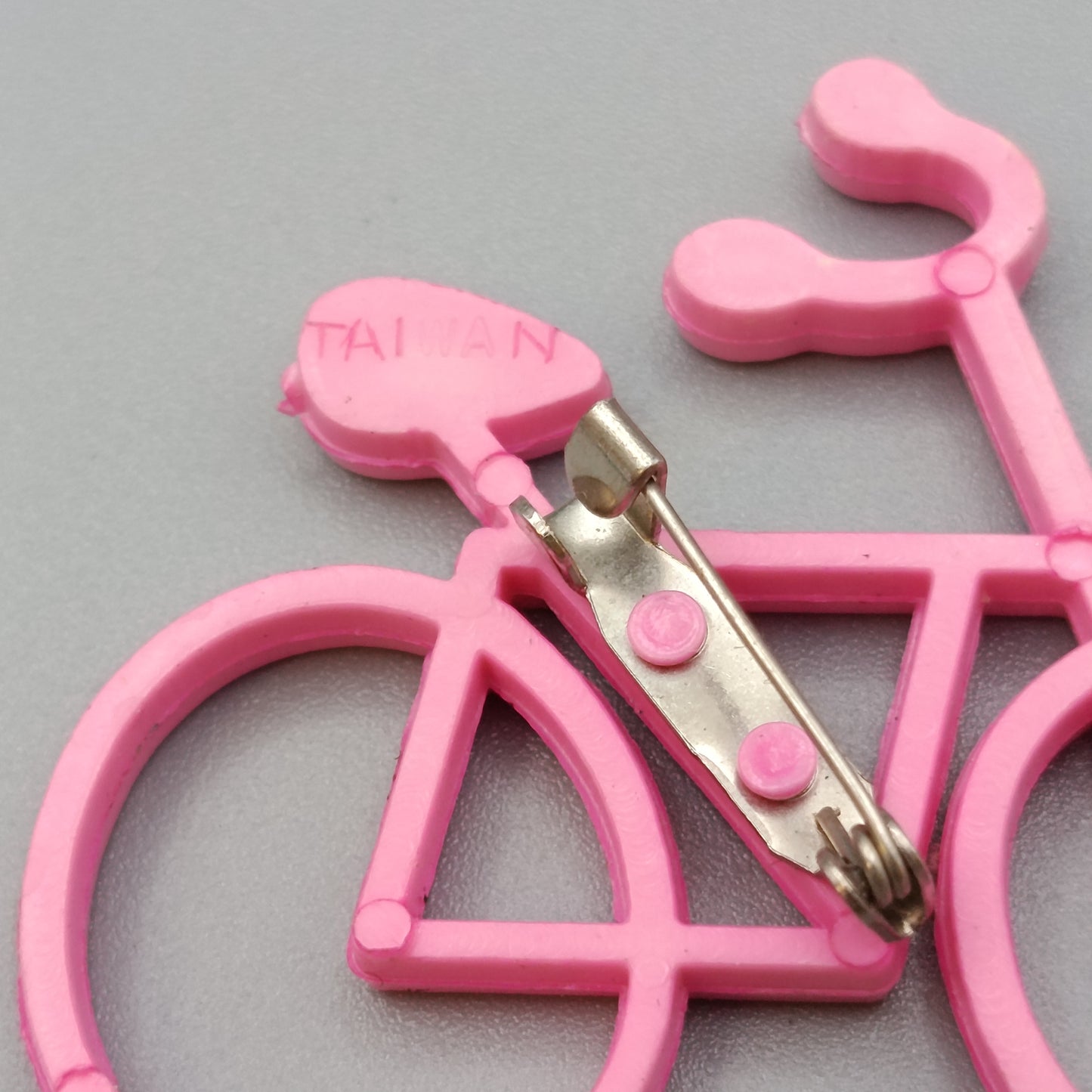Pinke Fahrrad Brosche im Retro Stil – Vintage Anstecknadel