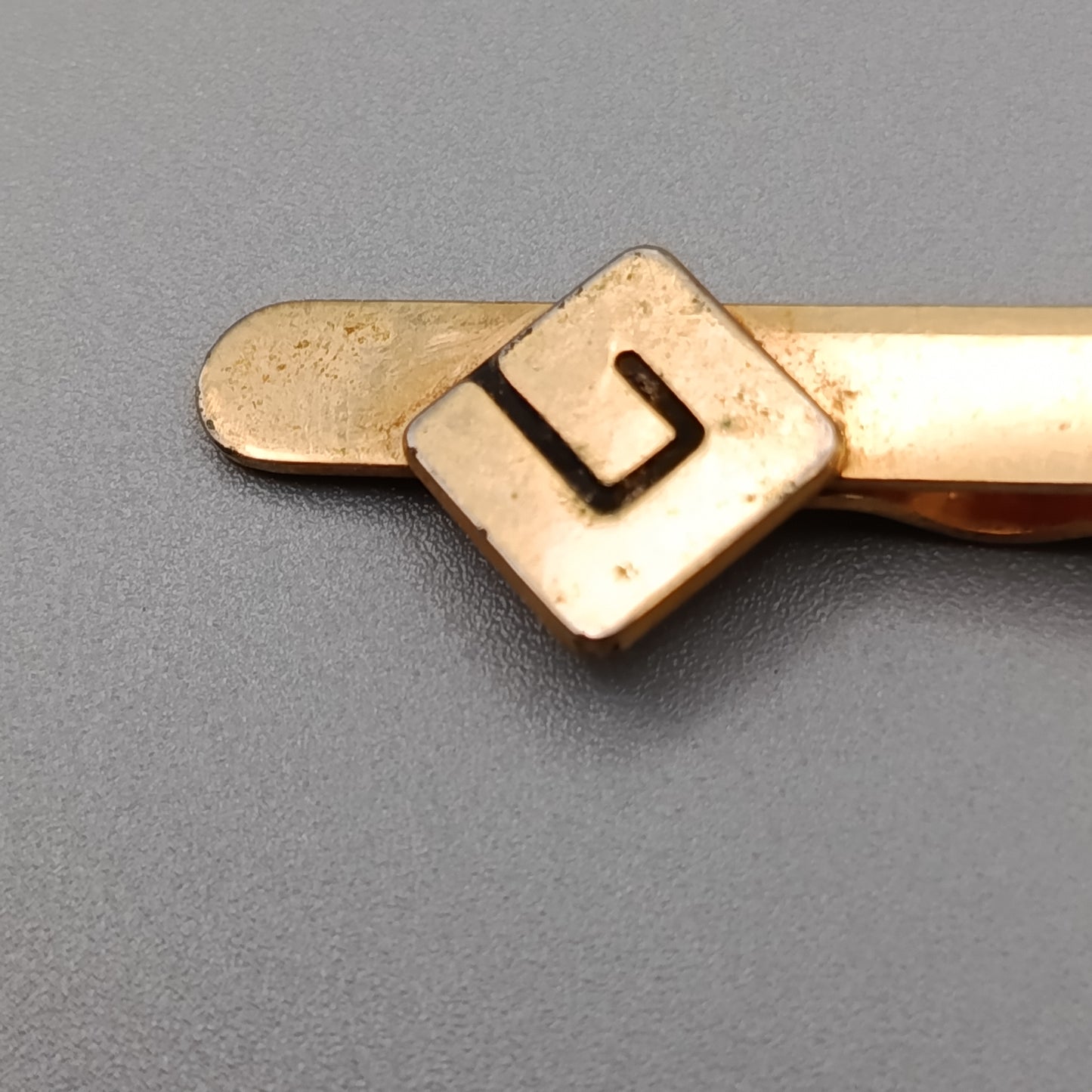 Klassische Krawattenklammer in Gold mit geometrischem Muster