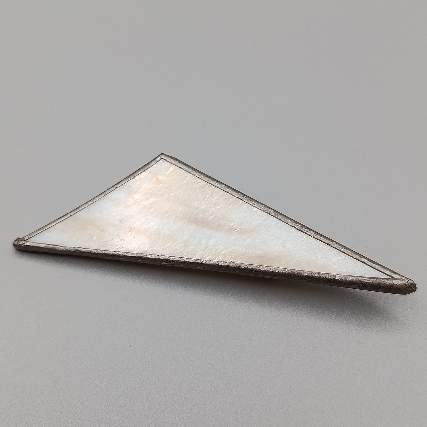 Elegante Tiffany Glas Brosche im geometrischen Art Déco Stil