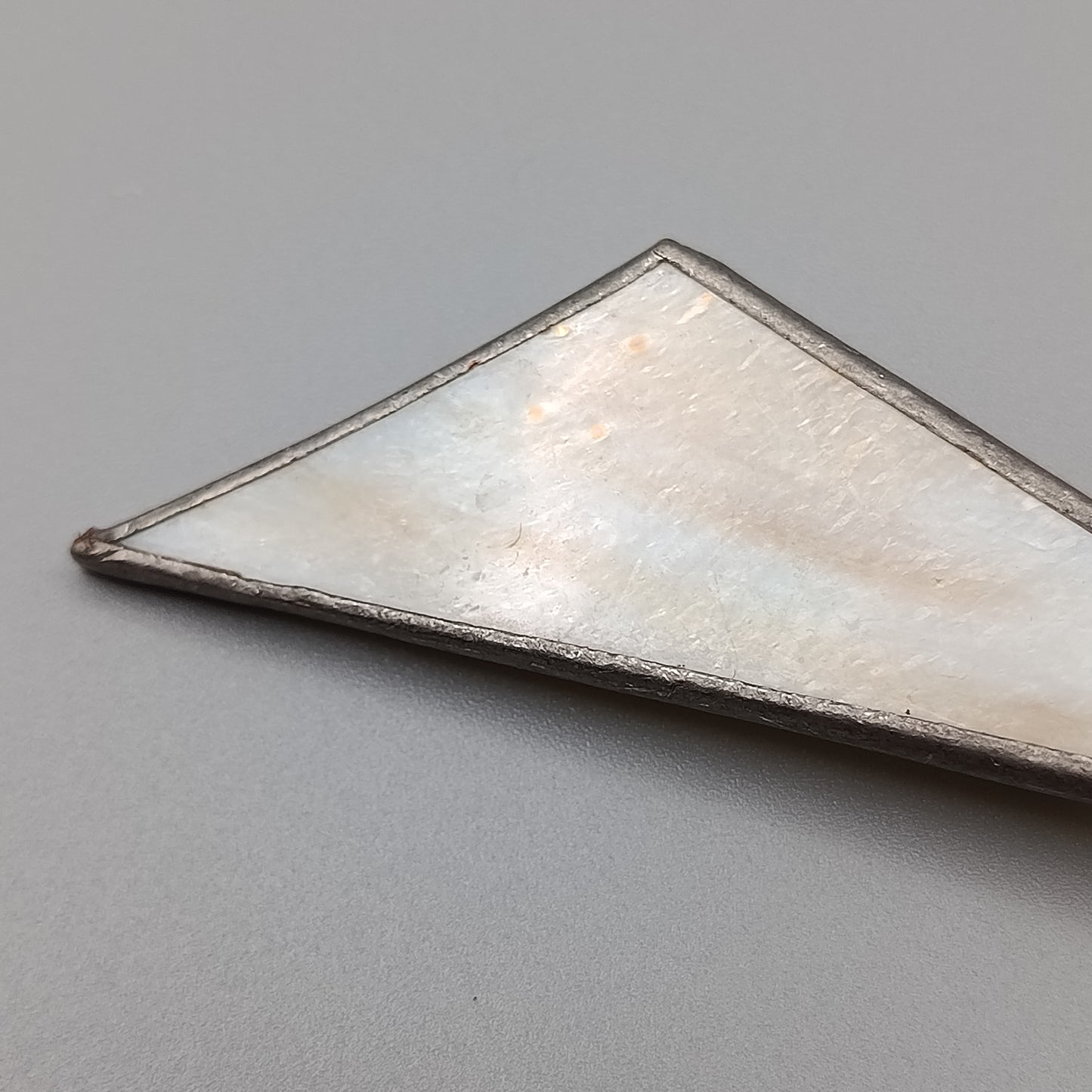 Elegante Tiffany Glas Brosche im geometrischen Art Déco Stil