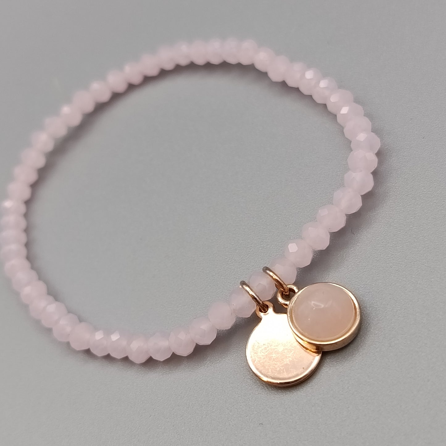 Elegantes Rosenquarz Perlenarmband in Rosa mit Anhängern