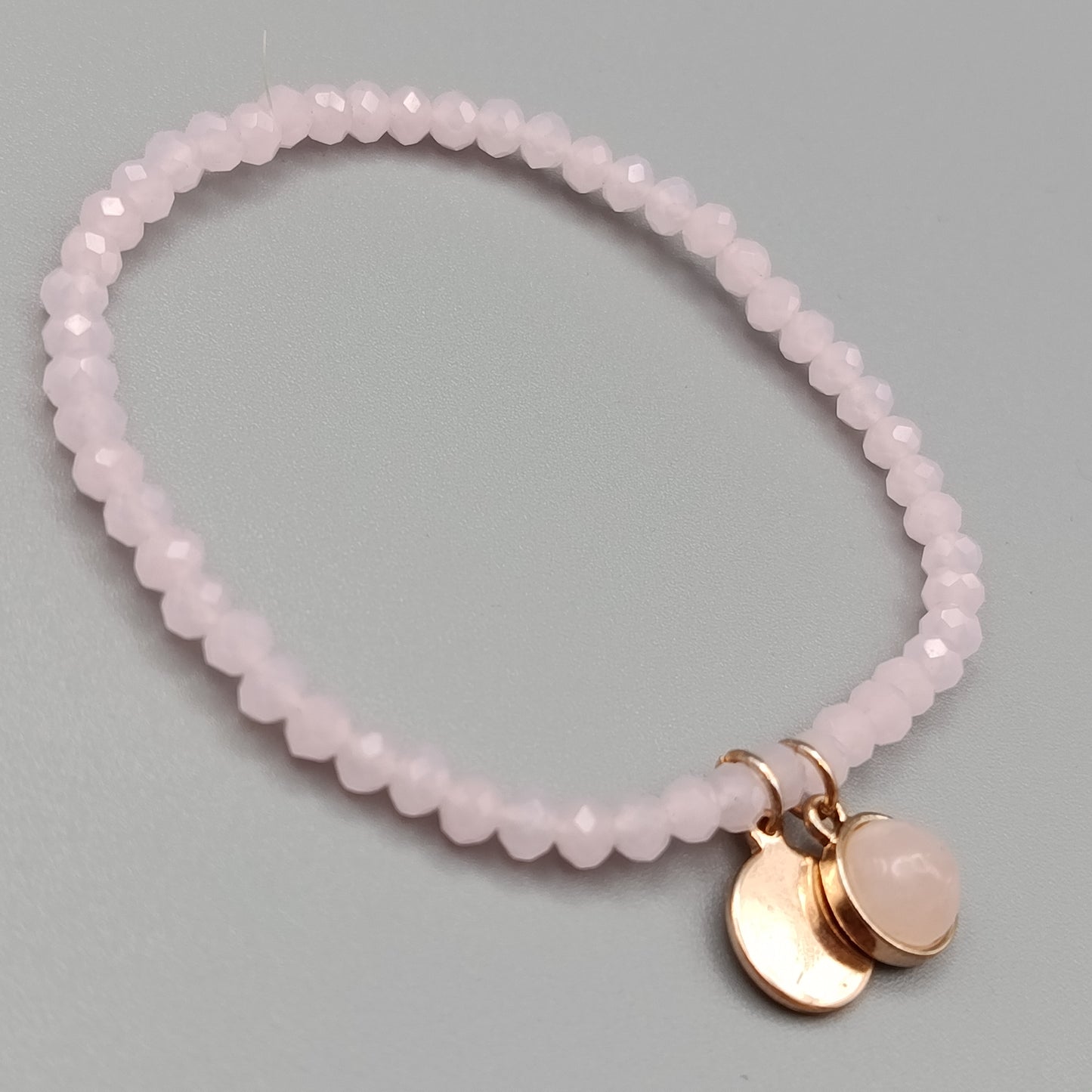 Elegantes Rosenquarz Perlenarmband in Rosa mit Anhängern
