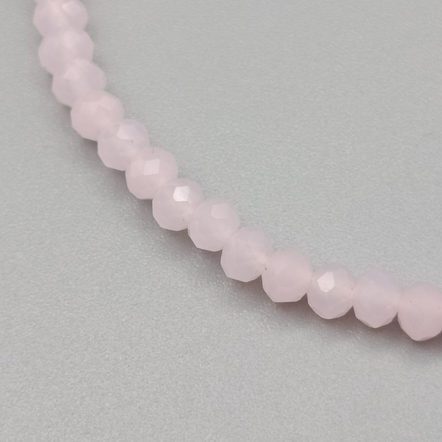 Elegantes Rosenquarz Perlenarmband in Rosa mit Anhängern