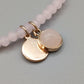 Elegantes Rosenquarz Perlenarmband in Rosa mit Anhängern