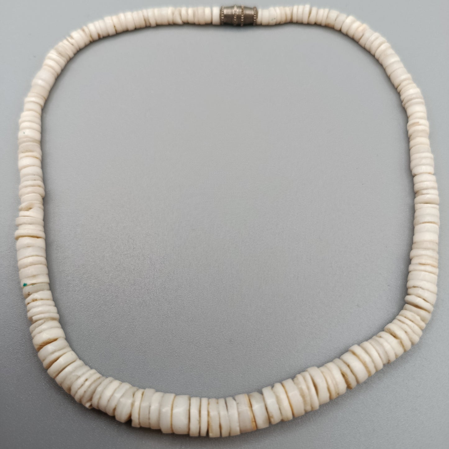 Klassische Heishi Muschelkette im Surfer Stil Naturfarben