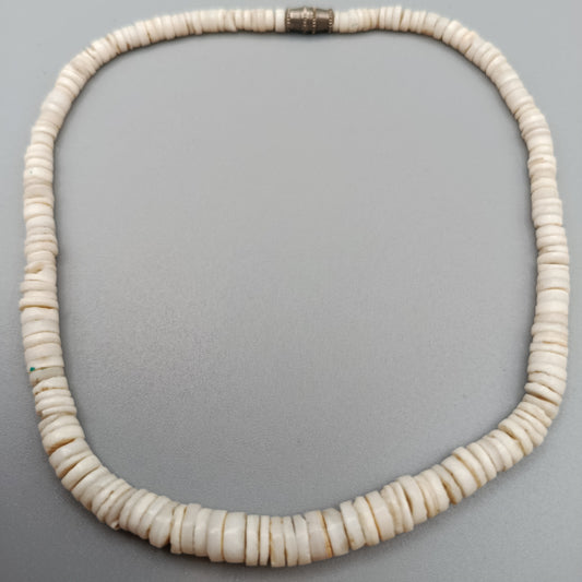 Klassische Heishi Muschelkette im Surfer Stil Naturfarben