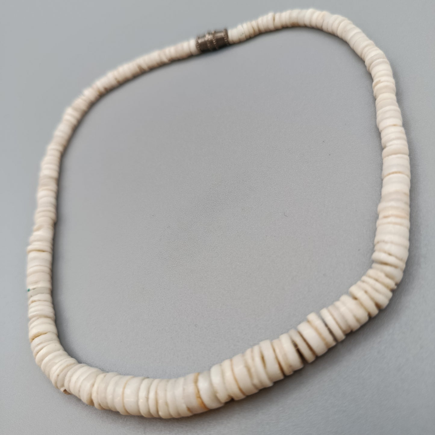Klassische Heishi Muschelkette im Surfer Stil Naturfarben