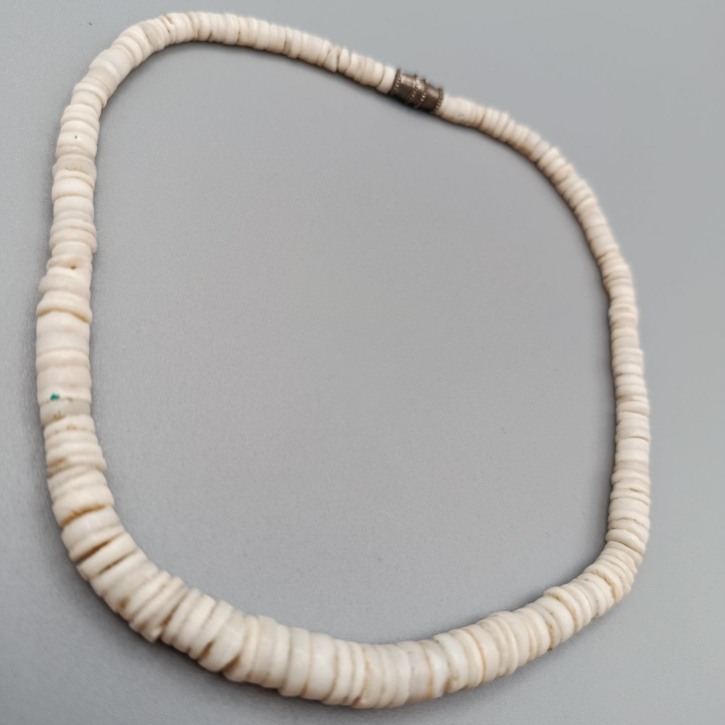 Klassische Heishi Muschelkette im Surfer Stil Naturfarben