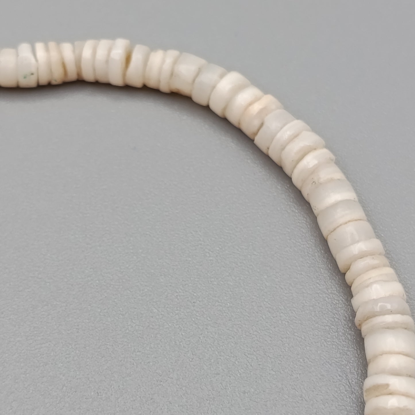 Klassische Heishi Muschelkette im Surfer Stil Naturfarben