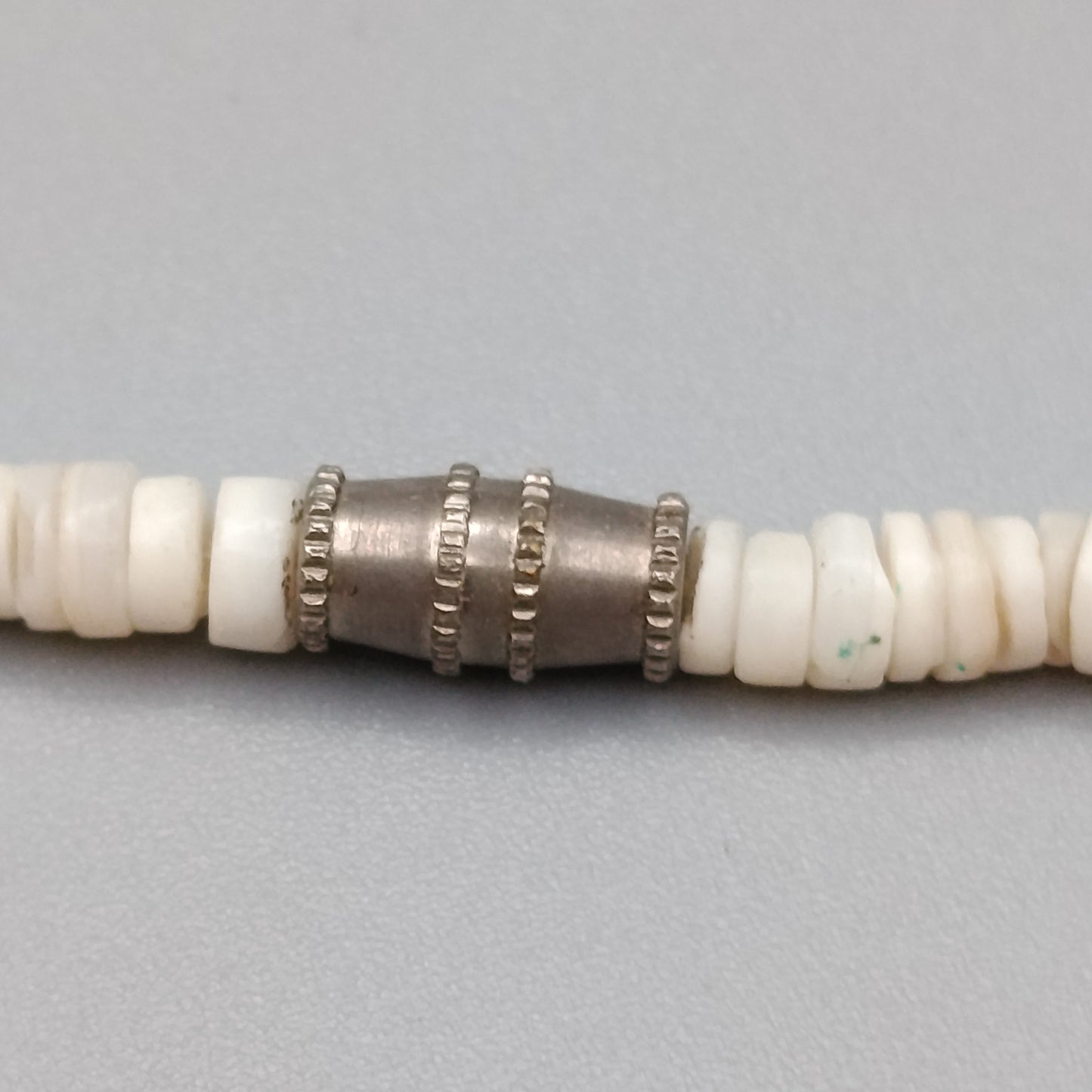 Klassische Heishi Muschelkette im Surfer Stil Naturfarben