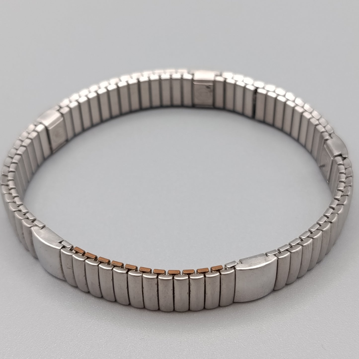 Klassisches elastisches Edelstahl Armband im minimalistischen Stil