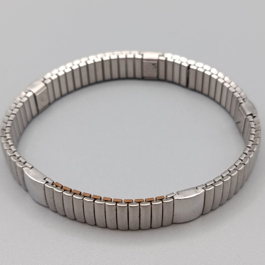 Klassisches elastisches Edelstahl Armband im minimalistischen Stil