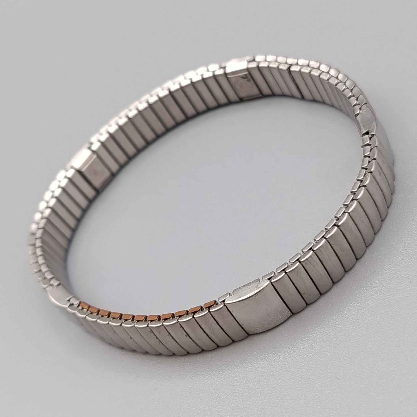 Klassisches elastisches Edelstahl Armband im minimalistischen Stil