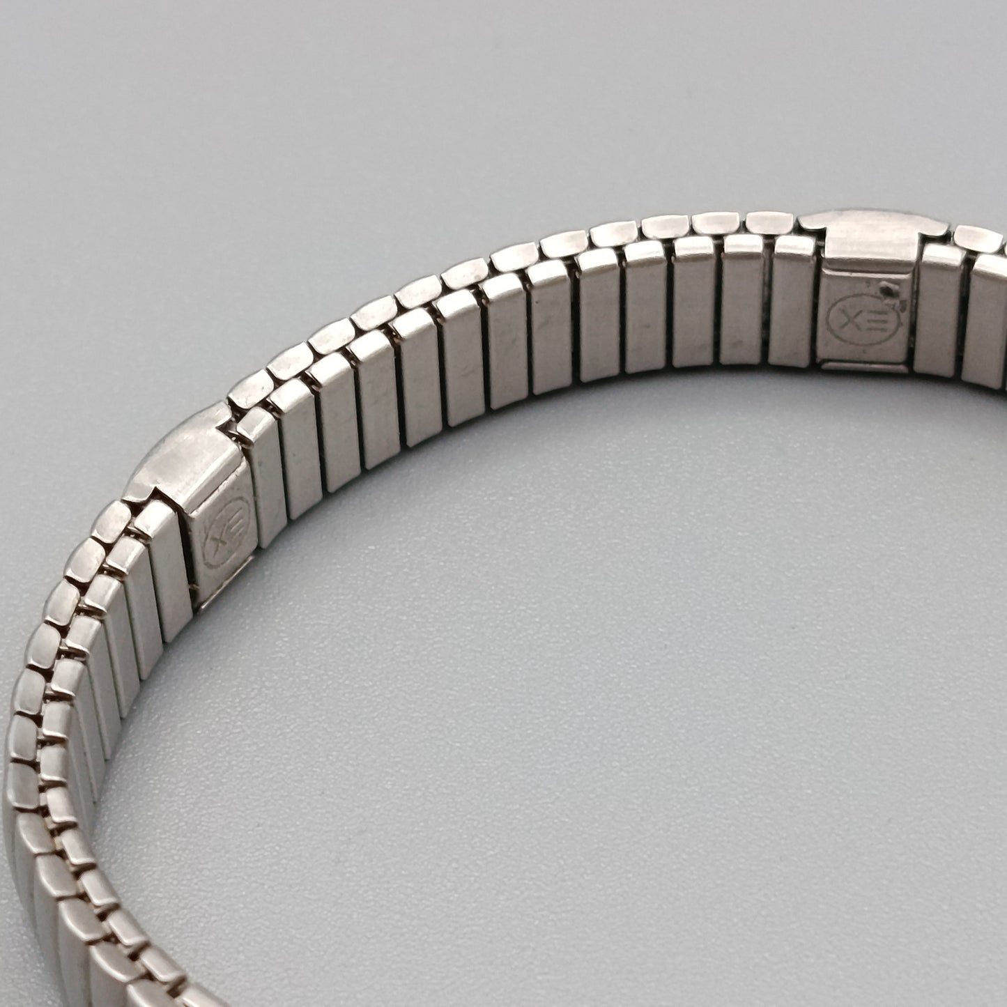 Klassisches elastisches Edelstahl Armband im minimalistischen Stil