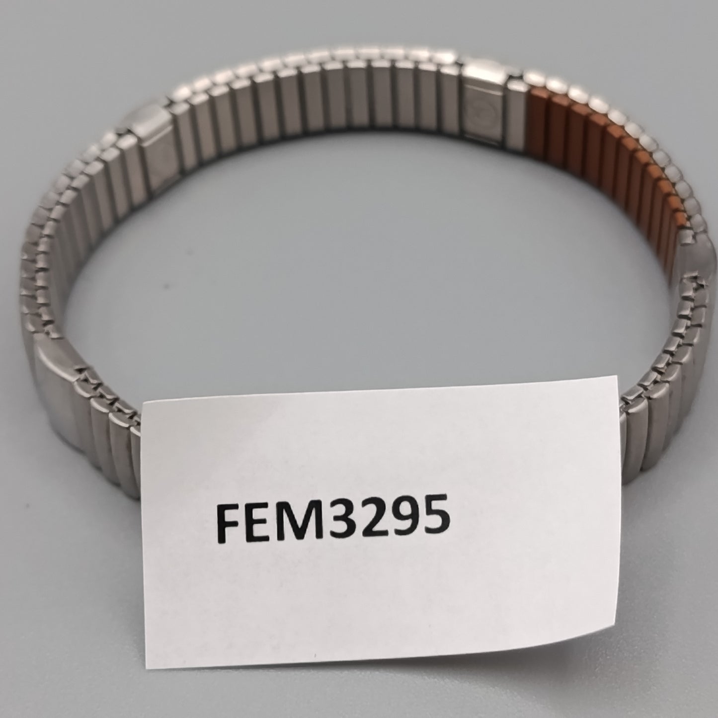 Klassisches elastisches Edelstahl Armband im minimalistischen Stil