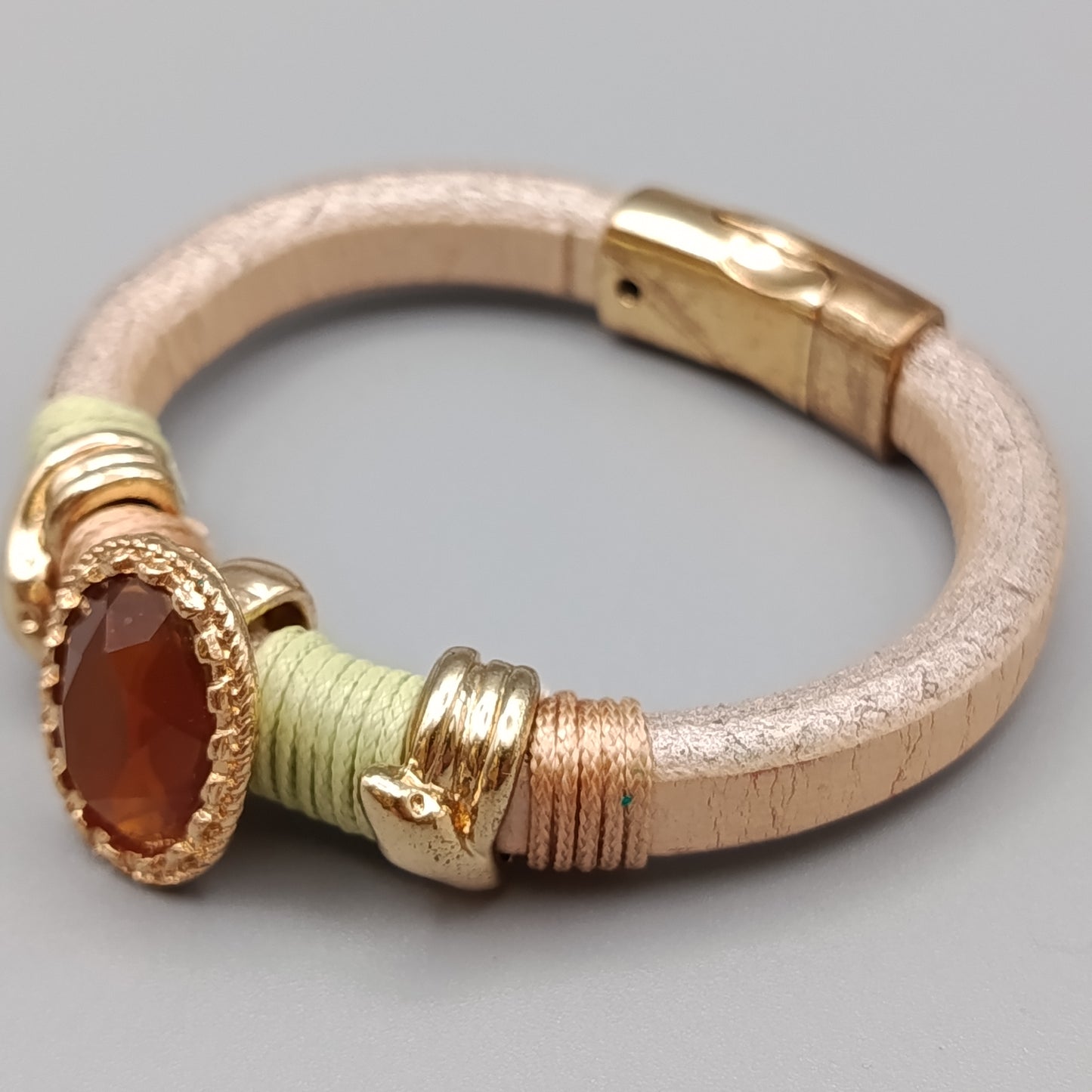 Stilvolles Damen Armband in Gold-Optik mit braunem Stein
