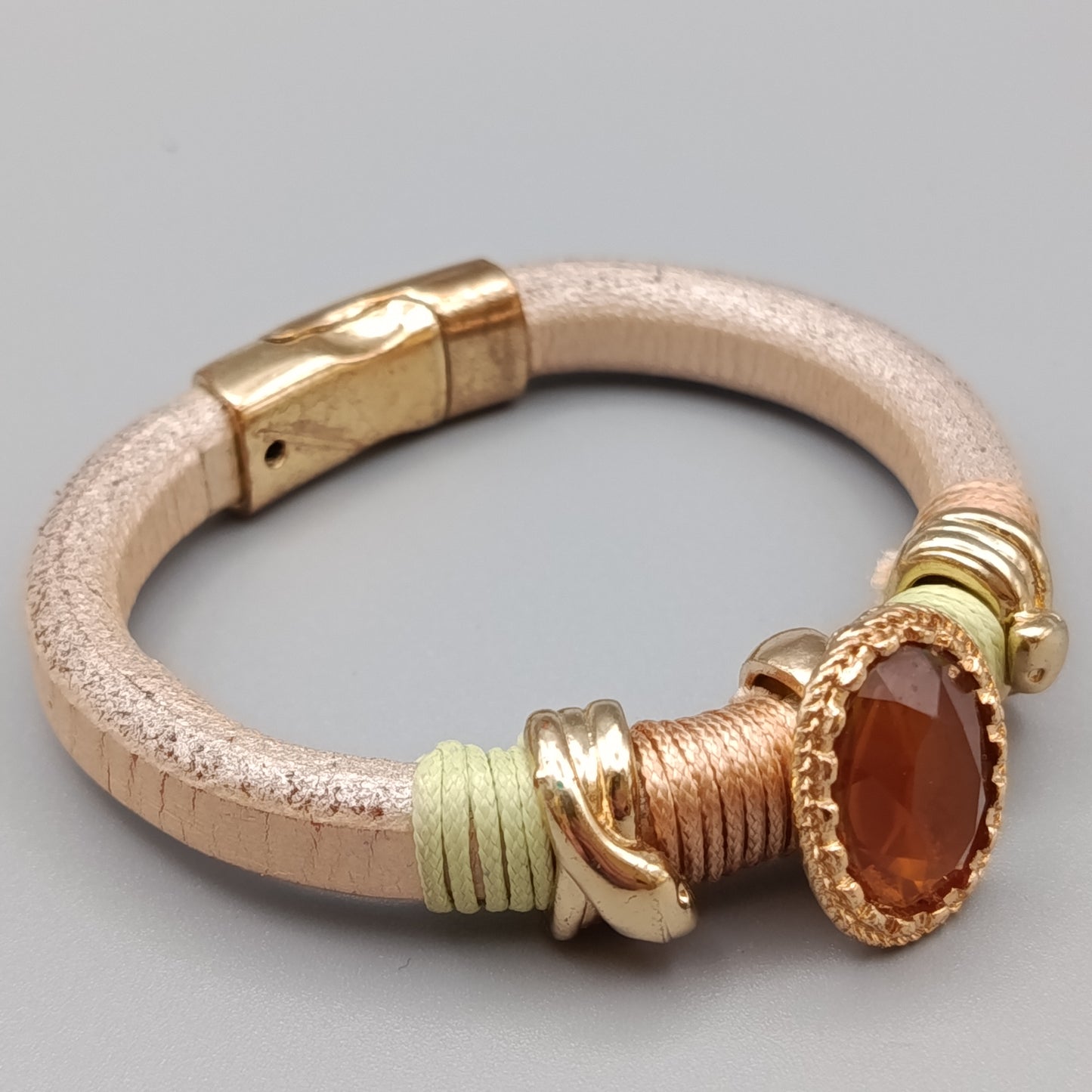 Stilvolles Damen Armband in Gold-Optik mit braunem Stein