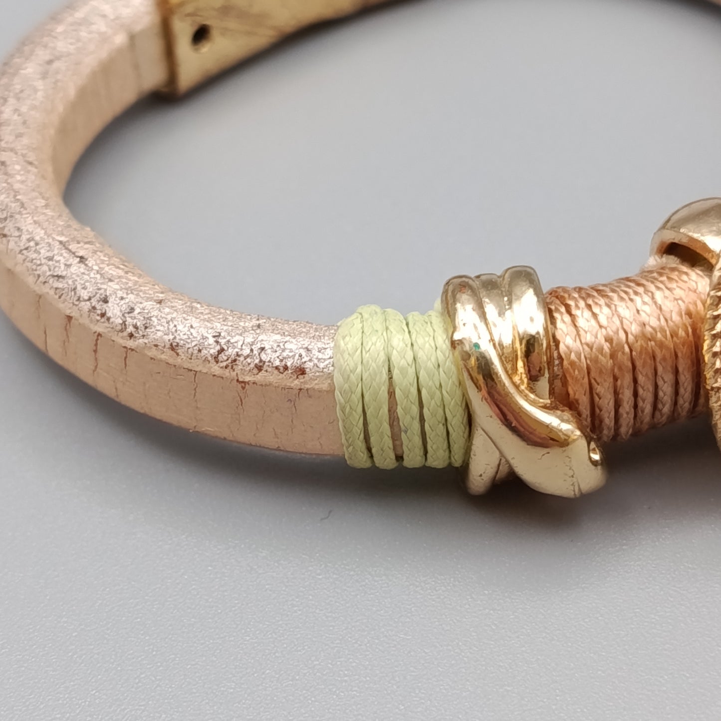 Stilvolles Damen Armband in Gold-Optik mit braunem Stein