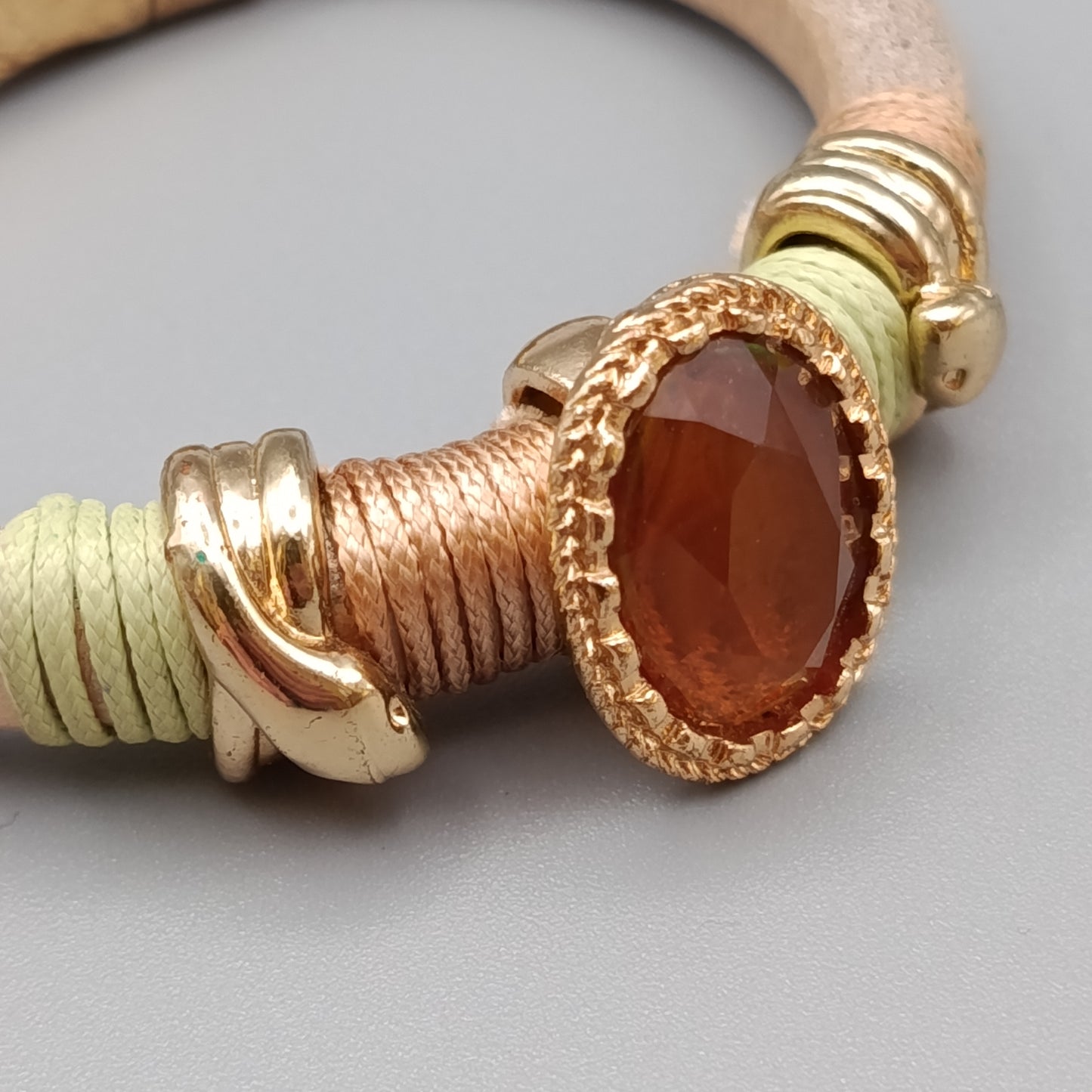 Stilvolles Damen Armband in Gold-Optik mit braunem Stein
