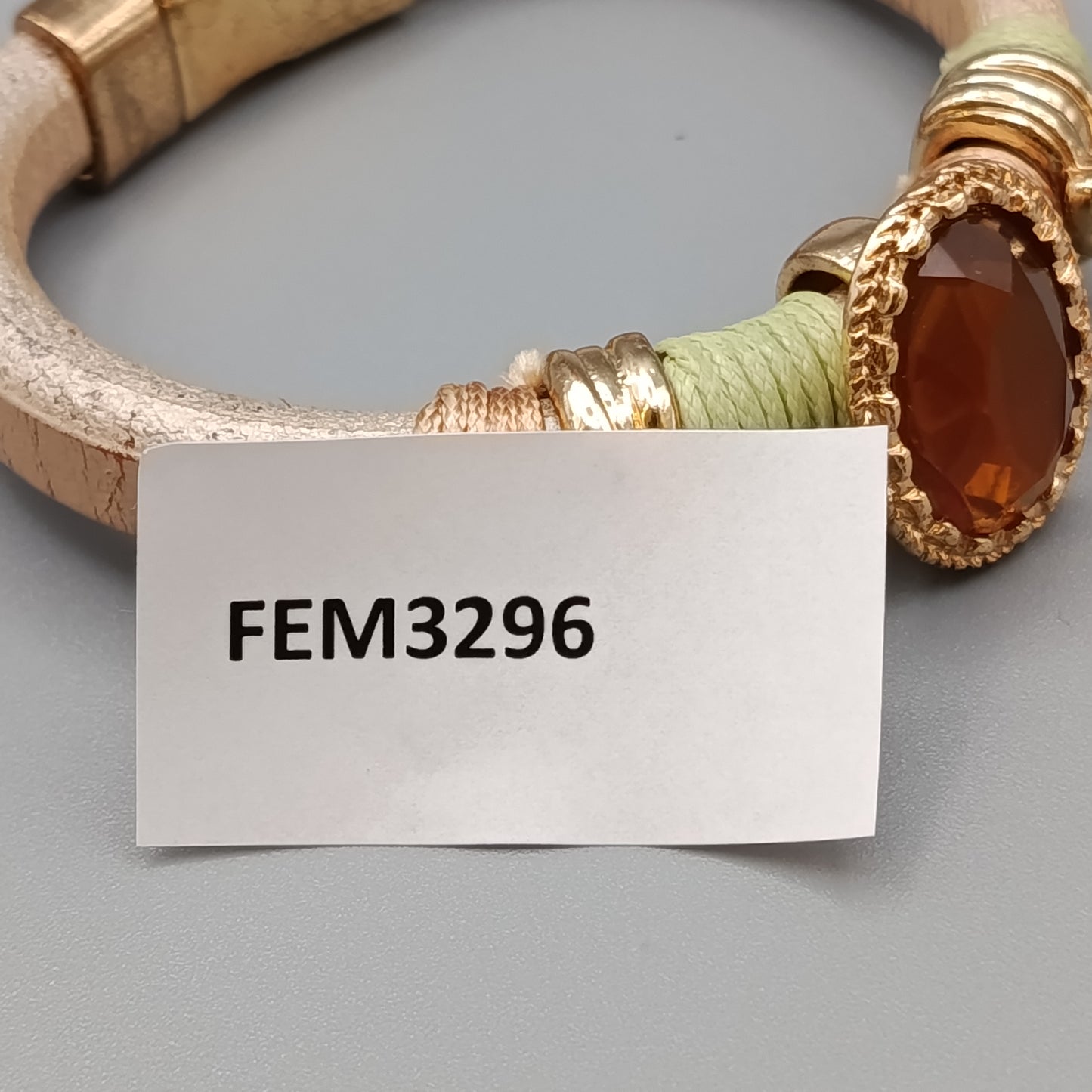 Stilvolles Damen Armband in Gold-Optik mit braunem Stein