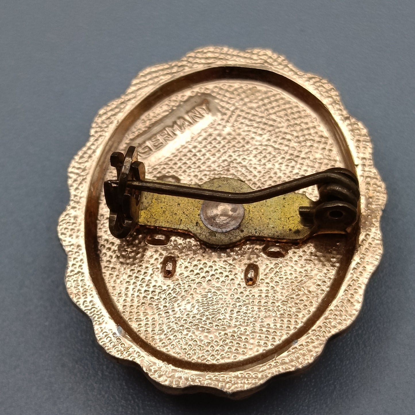 Vintage Brosche in Goldoptik mit Stadtmotiv Germany Schmuck