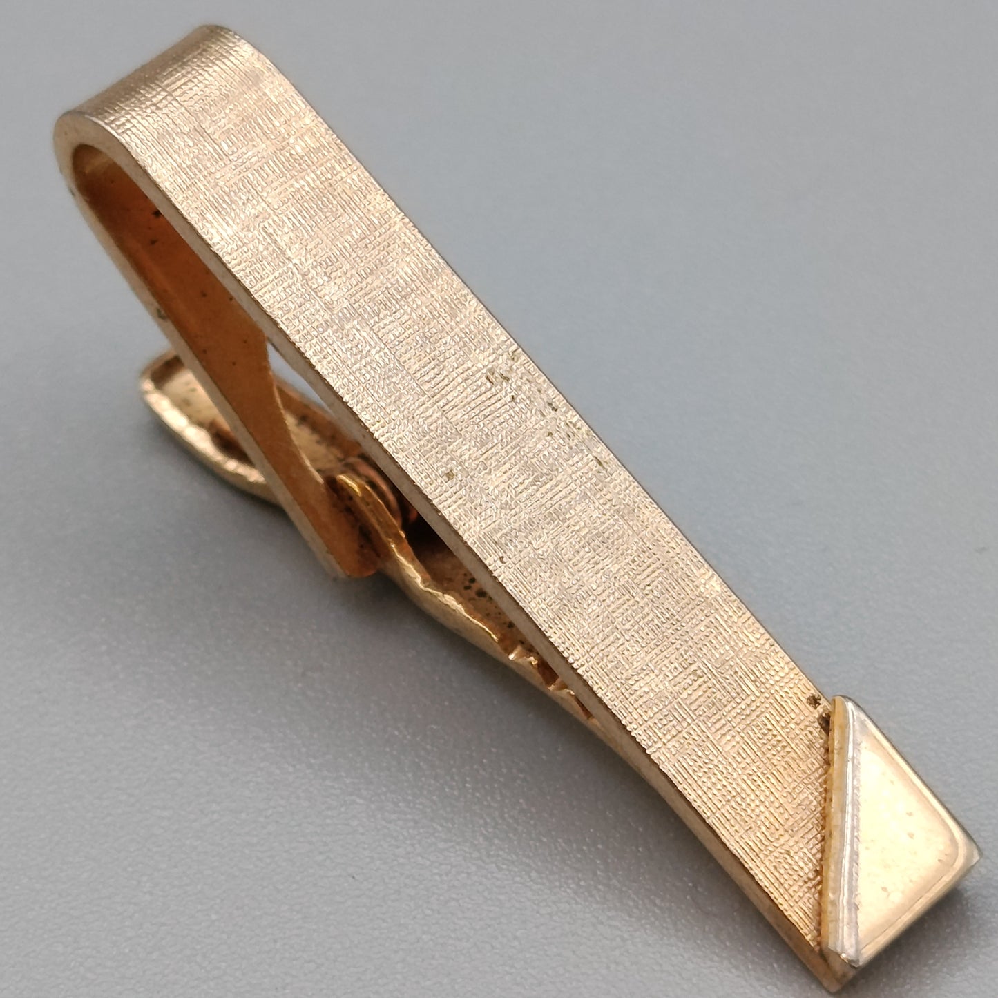 Vintage Pioneer Krawattenklammer in Gold mit Strukturmuster