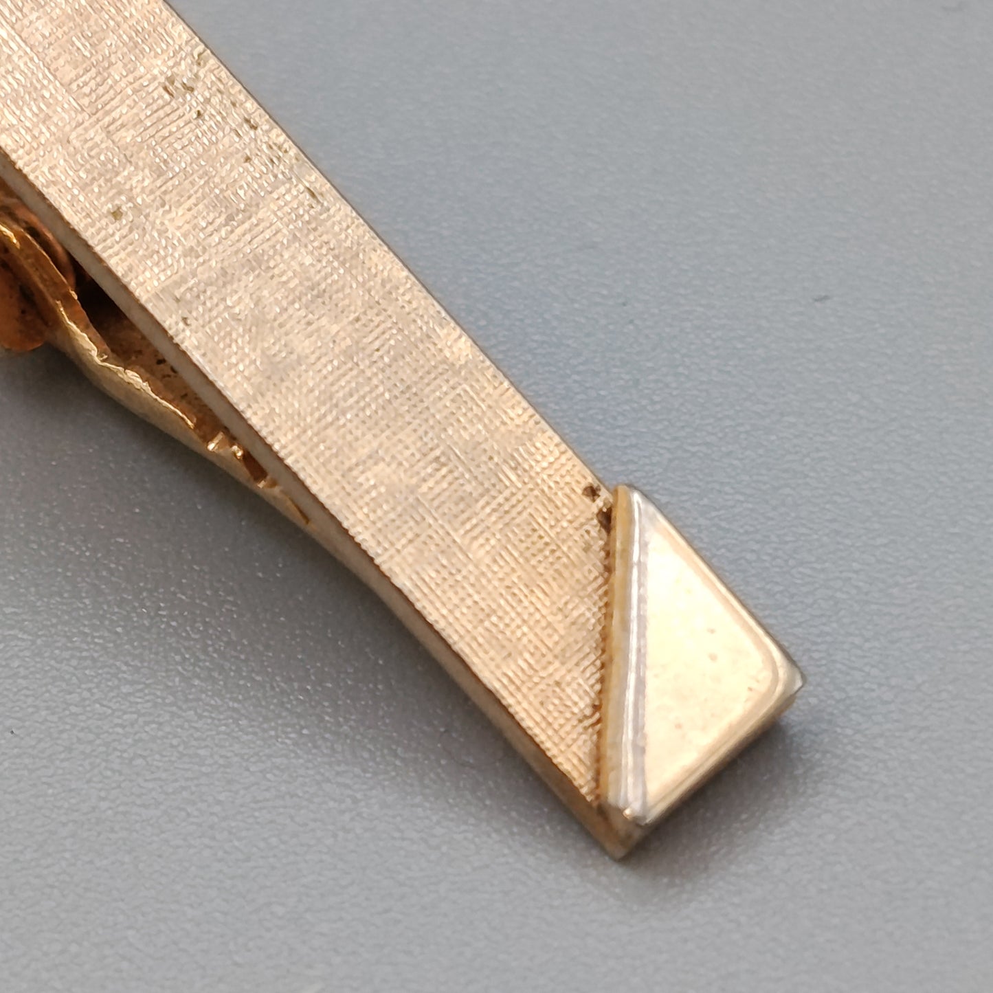 Vintage Pioneer Krawattenklammer in Gold mit Strukturmuster