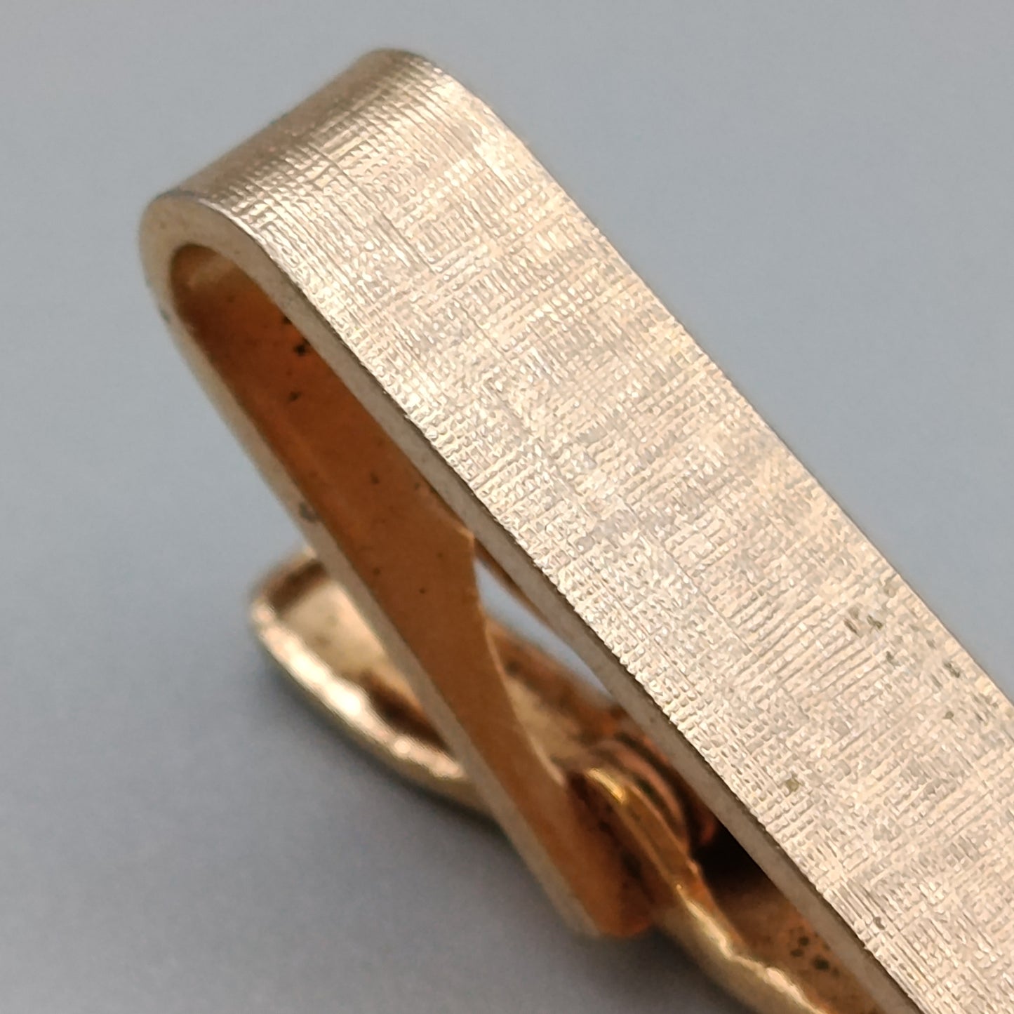 Vintage Pioneer Krawattenklammer in Gold mit Strukturmuster