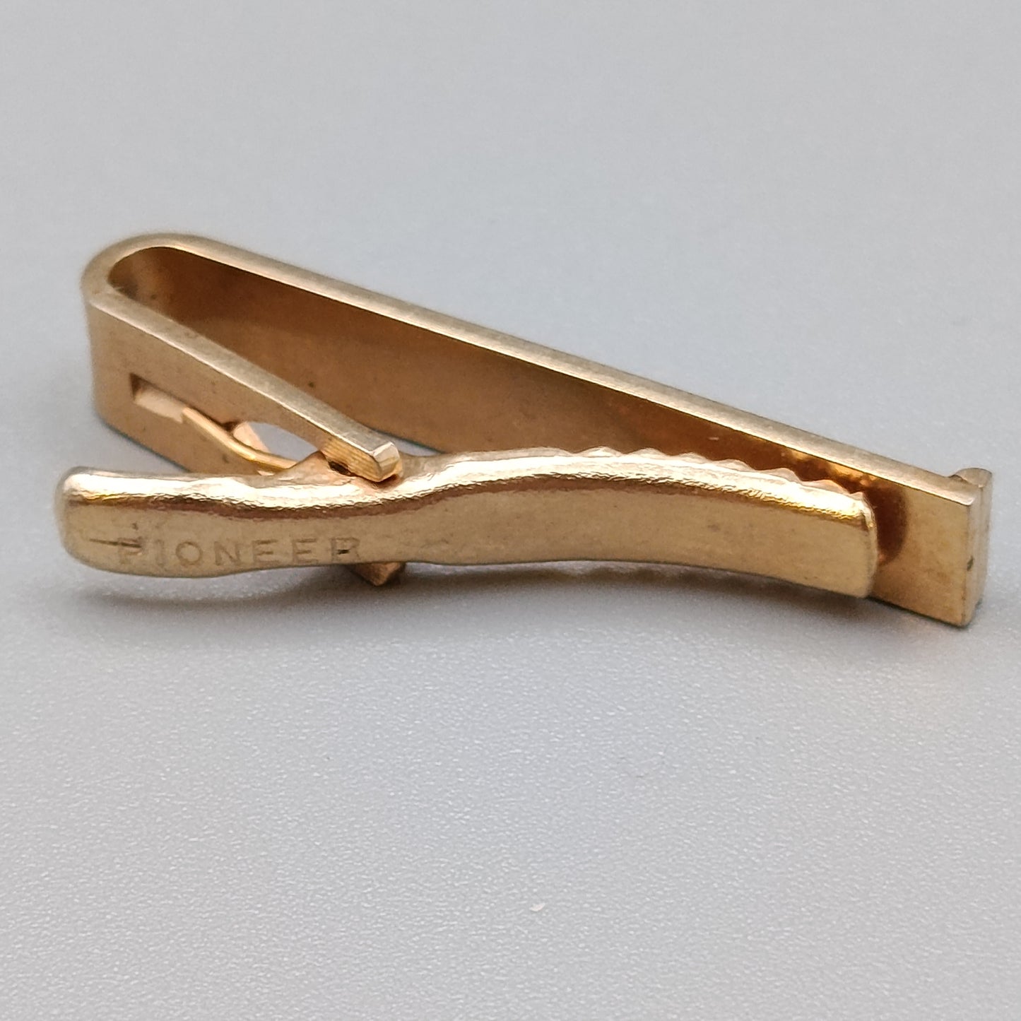 Vintage Pioneer Krawattenklammer in Gold mit Strukturmuster
