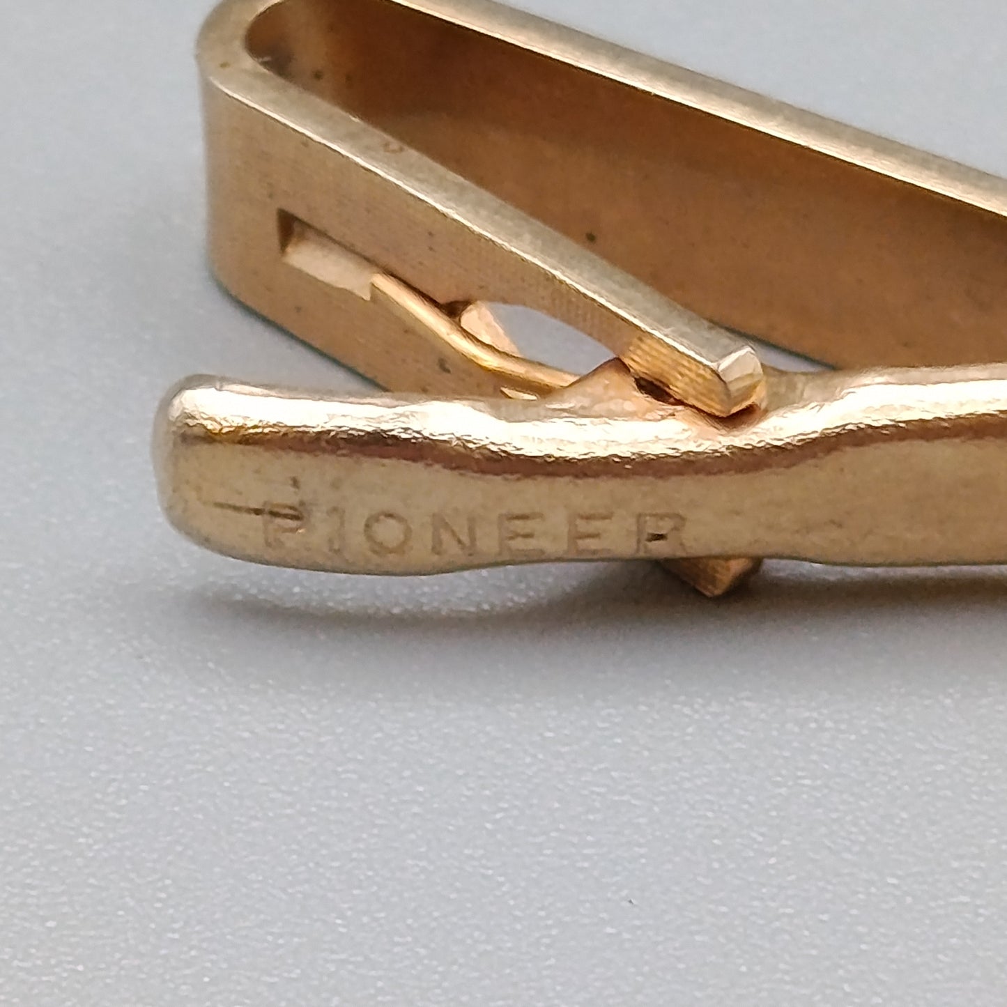 Vintage Pioneer Krawattenklammer in Gold mit Strukturmuster