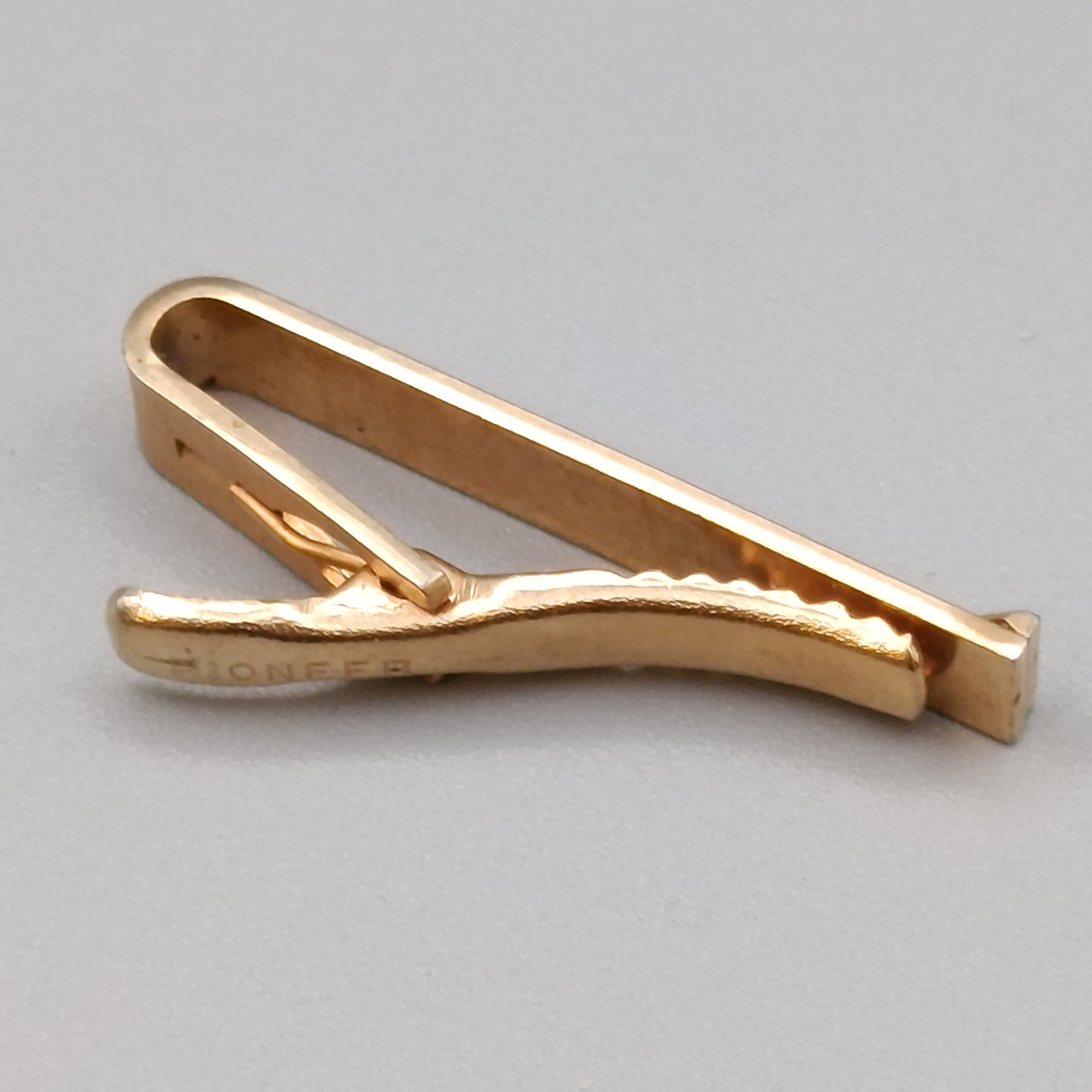 Vintage Pioneer Krawattenklammer in Gold mit Strukturmuster