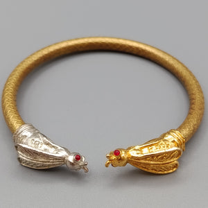 Bicolor Damen Armreif mit Insekten-Motiv – Extravaganter Schmuck