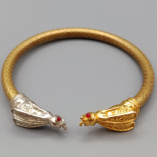 Bicolor Damen Armreif mit Insekten-Motiv – Extravaganter Schmuck