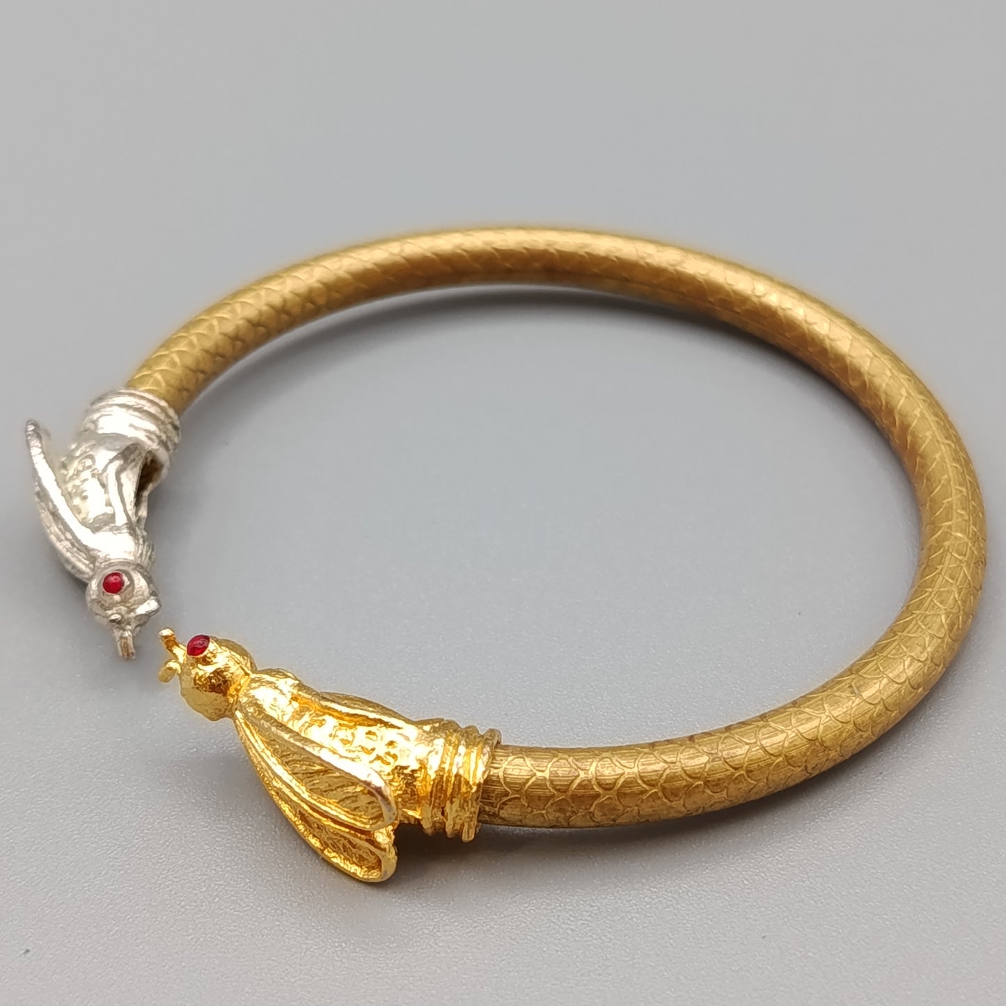 Bicolor Damen Armreif mit Insekten-Motiv – Extravaganter Schmuck