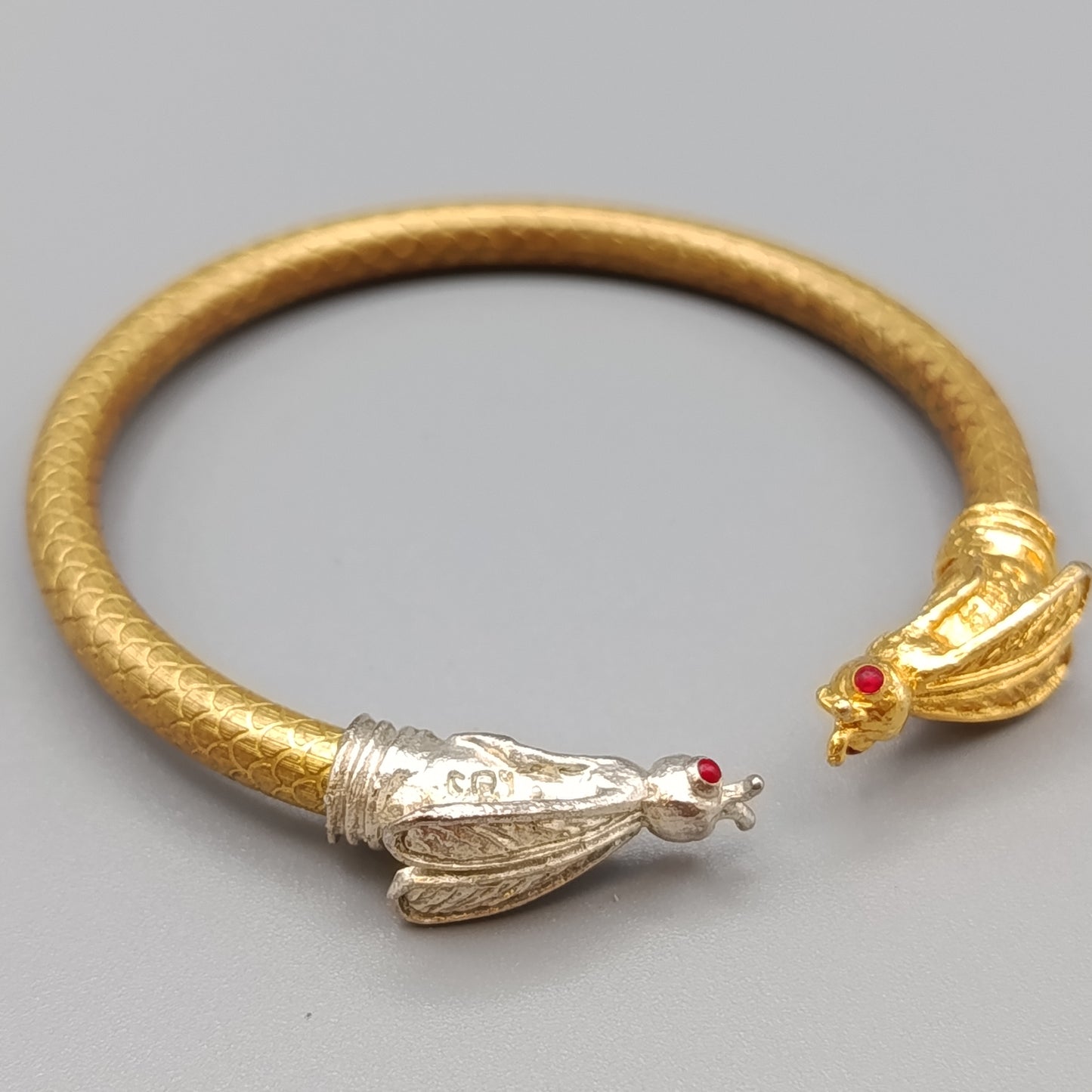 Bicolor Damen Armreif mit Insekten-Motiv – Extravaganter Schmuck