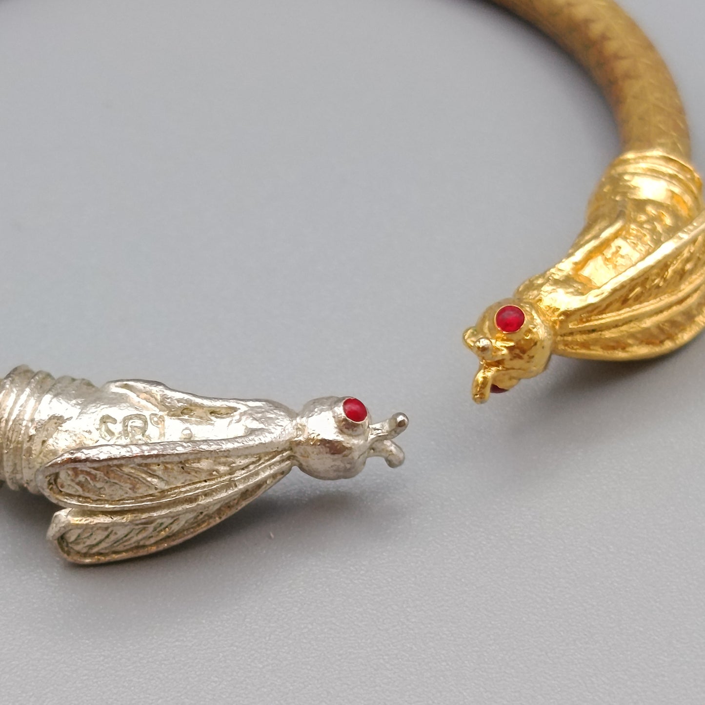 Bicolor Damen Armreif mit Insekten-Motiv – Extravaganter Schmuck