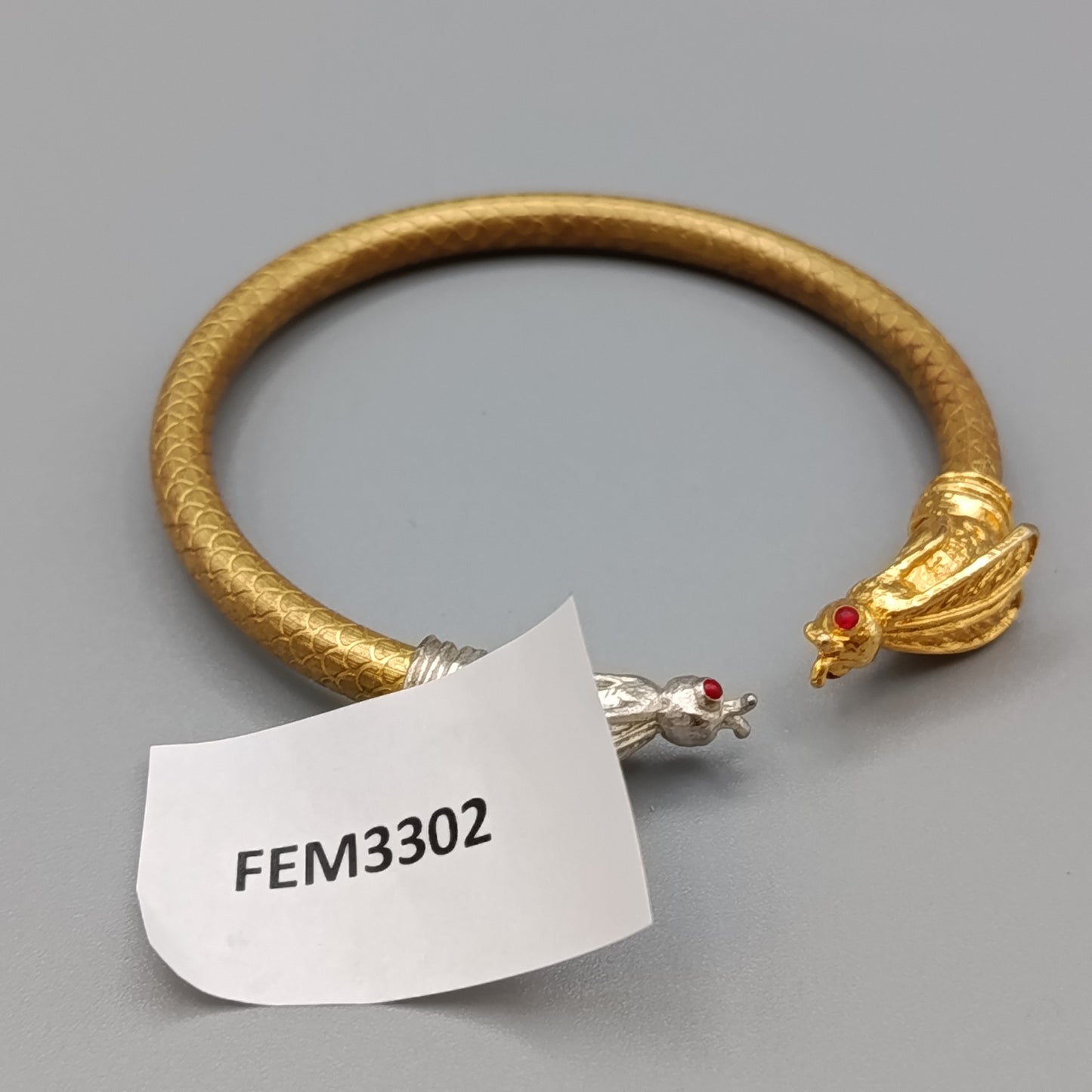 Bicolor Damen Armreif mit Insekten-Motiv – Extravaganter Schmuck