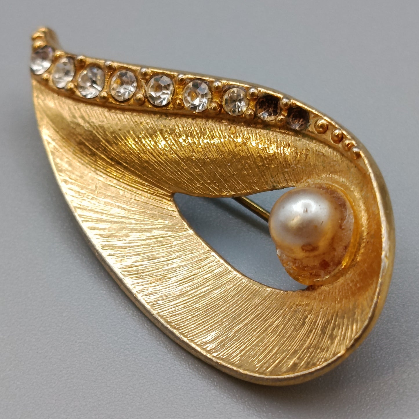 Elegante Vintage Brosche mit Kunstperle – Goldfarben
