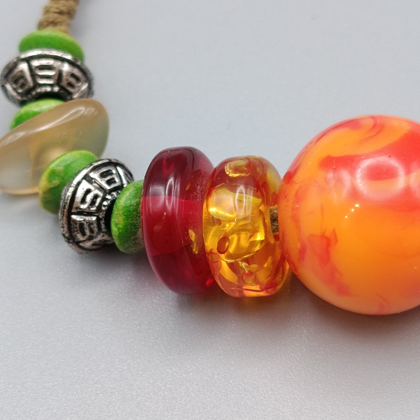 Bunte Perlen Kette mit auffälliger Center-Bead – Boho Stil