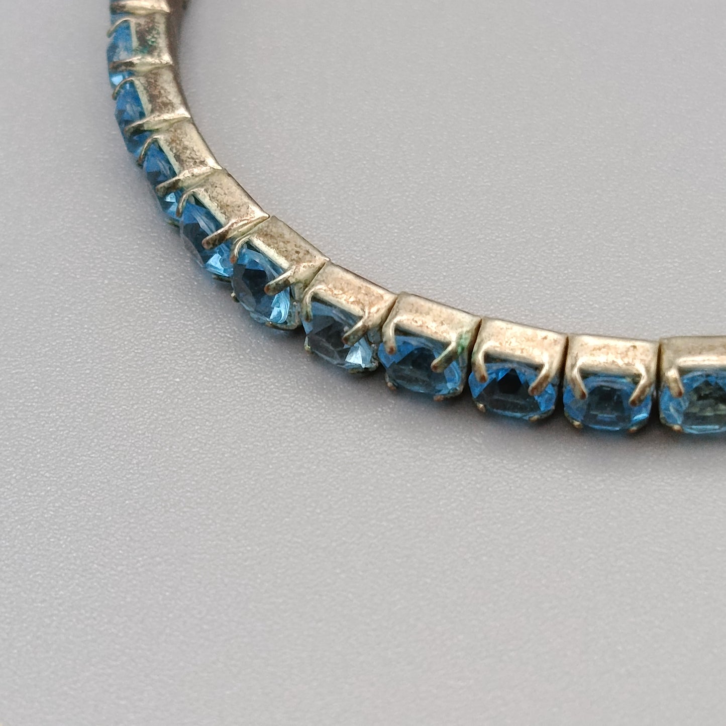 Feines elastisches Armband mit blauen Strasssteinen – Vintage Stil