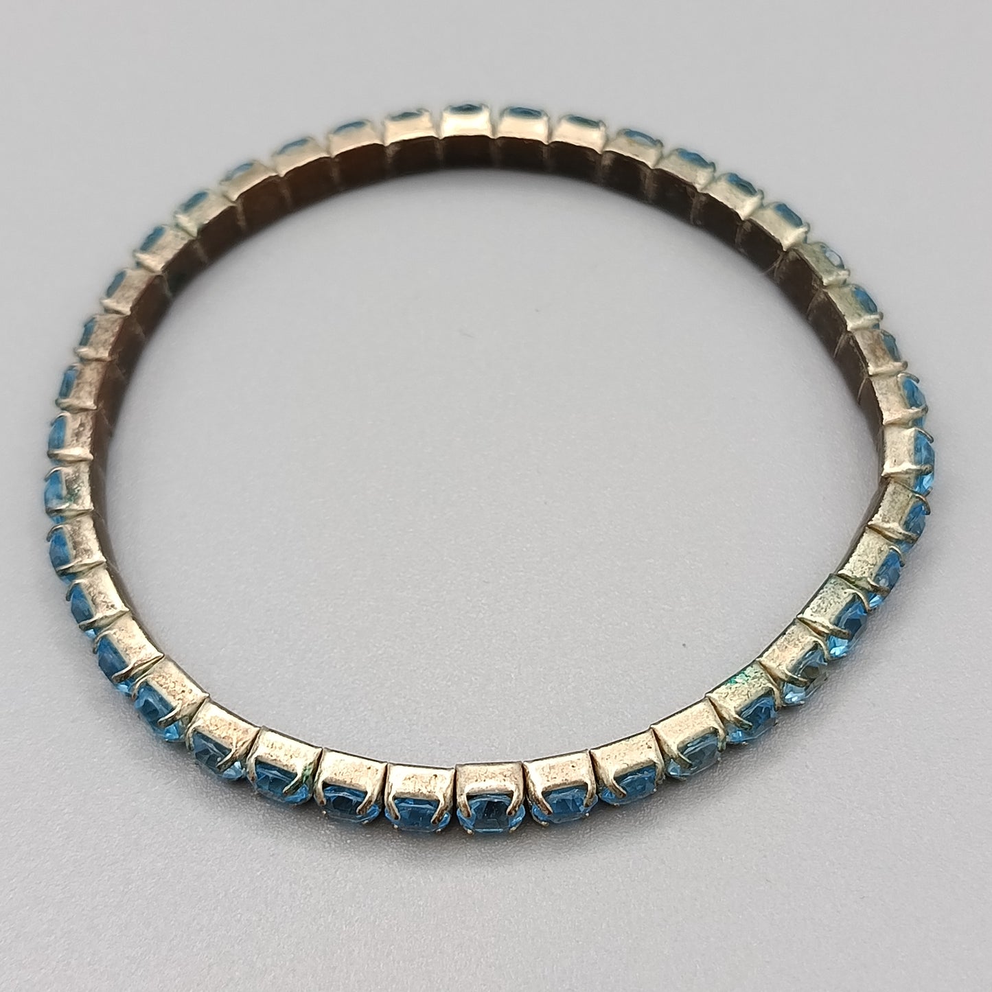 Feines elastisches Armband mit blauen Strasssteinen – Vintage Stil