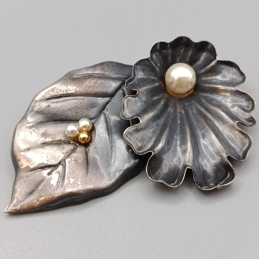 Elegante Vintage Brosche mit Blatt Blüte Silberfarben mit Perlen
