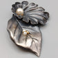 Elegante Vintage Brosche mit Blatt Blüte Silberfarben mit Perlen