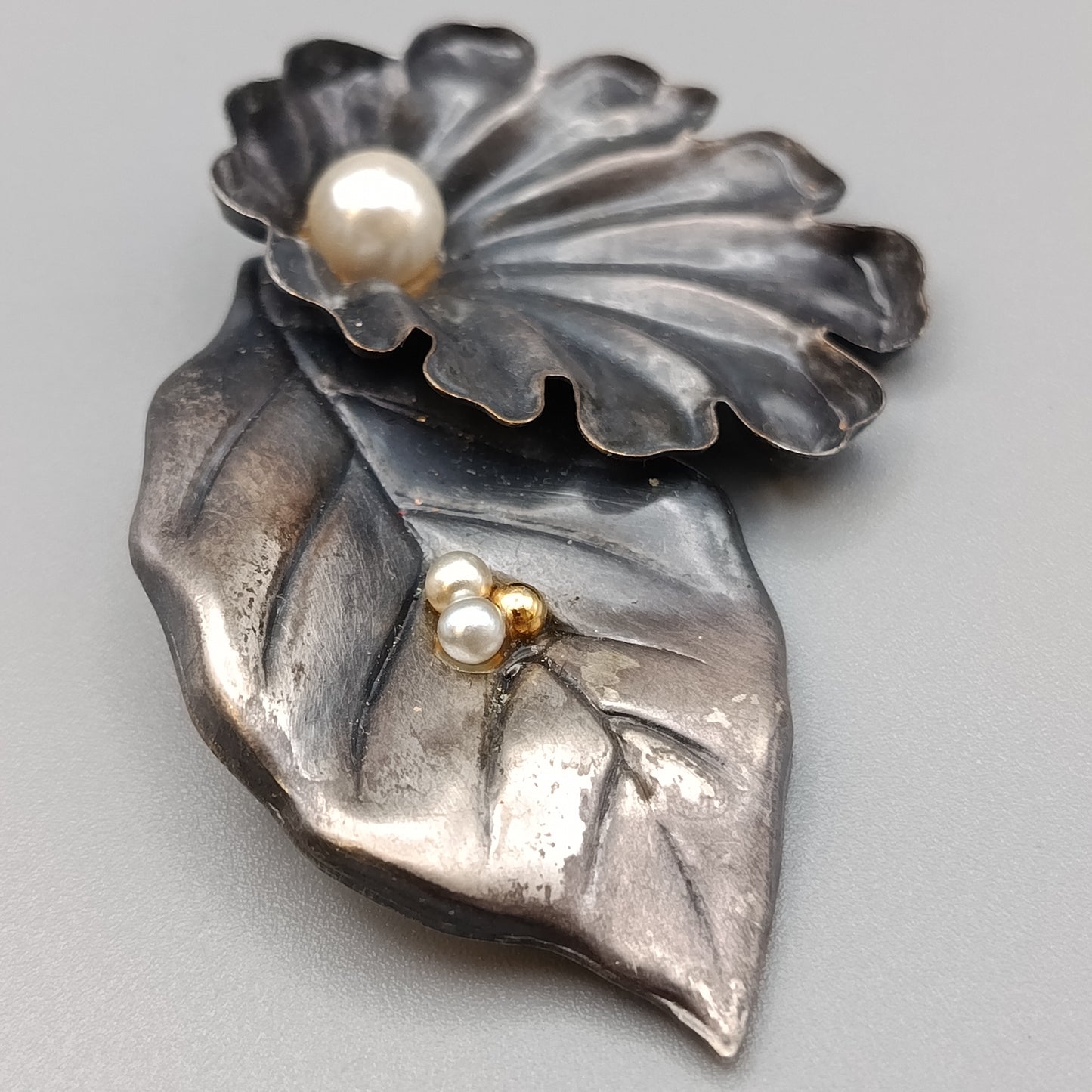 Elegante Vintage Brosche mit Blatt Blüte Silberfarben mit Perlen
