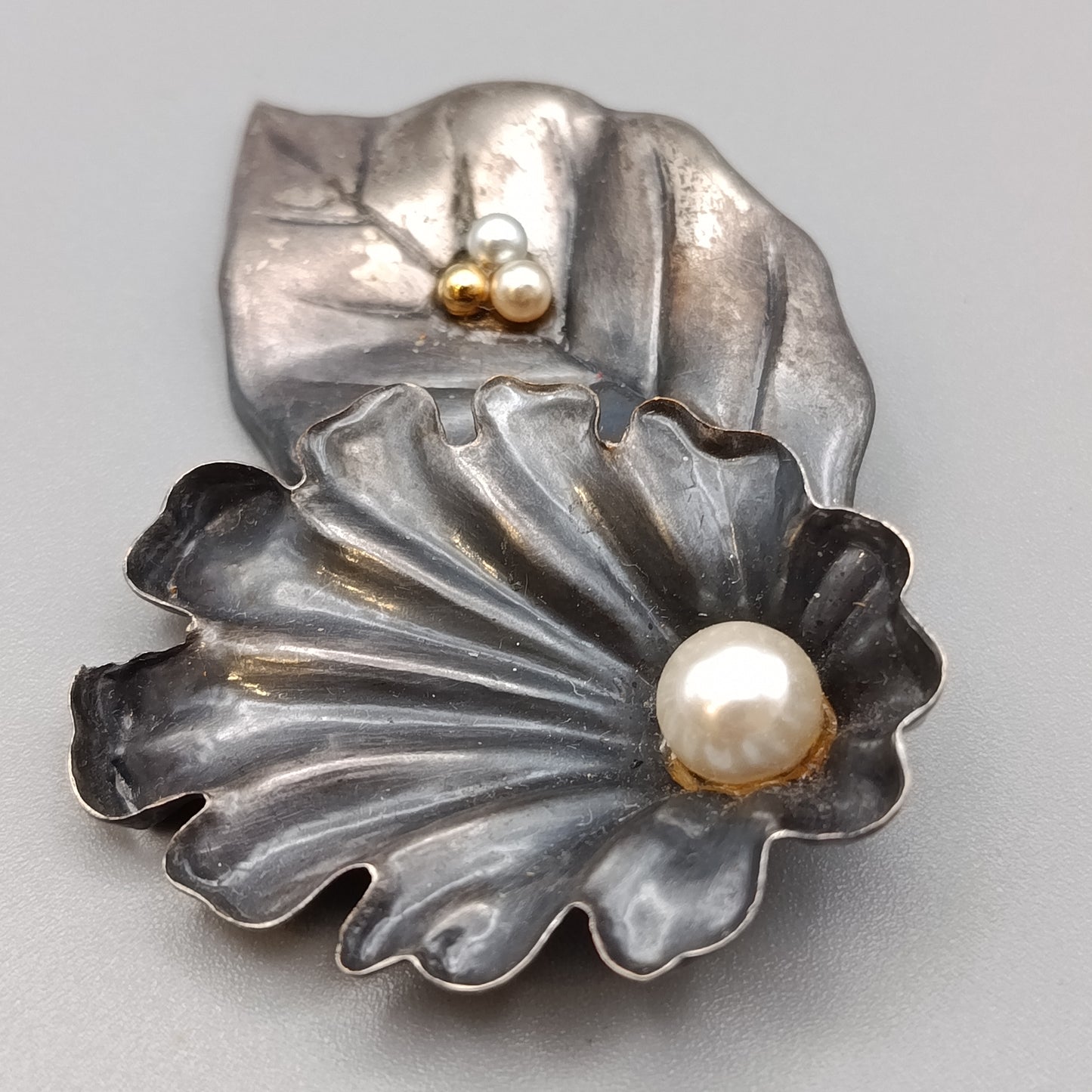 Elegante Vintage Brosche mit Blatt Blüte Silberfarben mit Perlen