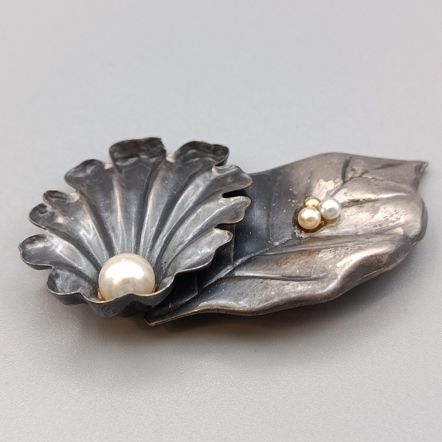 Elegante Vintage Brosche mit Blatt Blüte Silberfarben mit Perlen