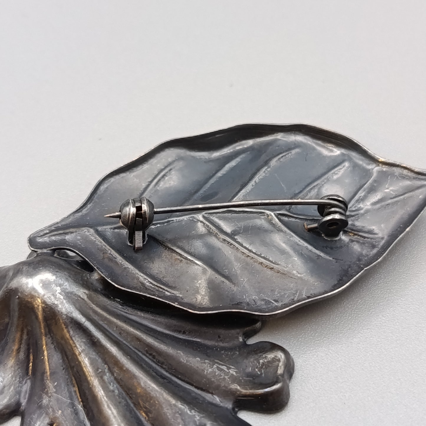 Elegante Vintage Brosche mit Blatt Blüte Silberfarben mit Perlen