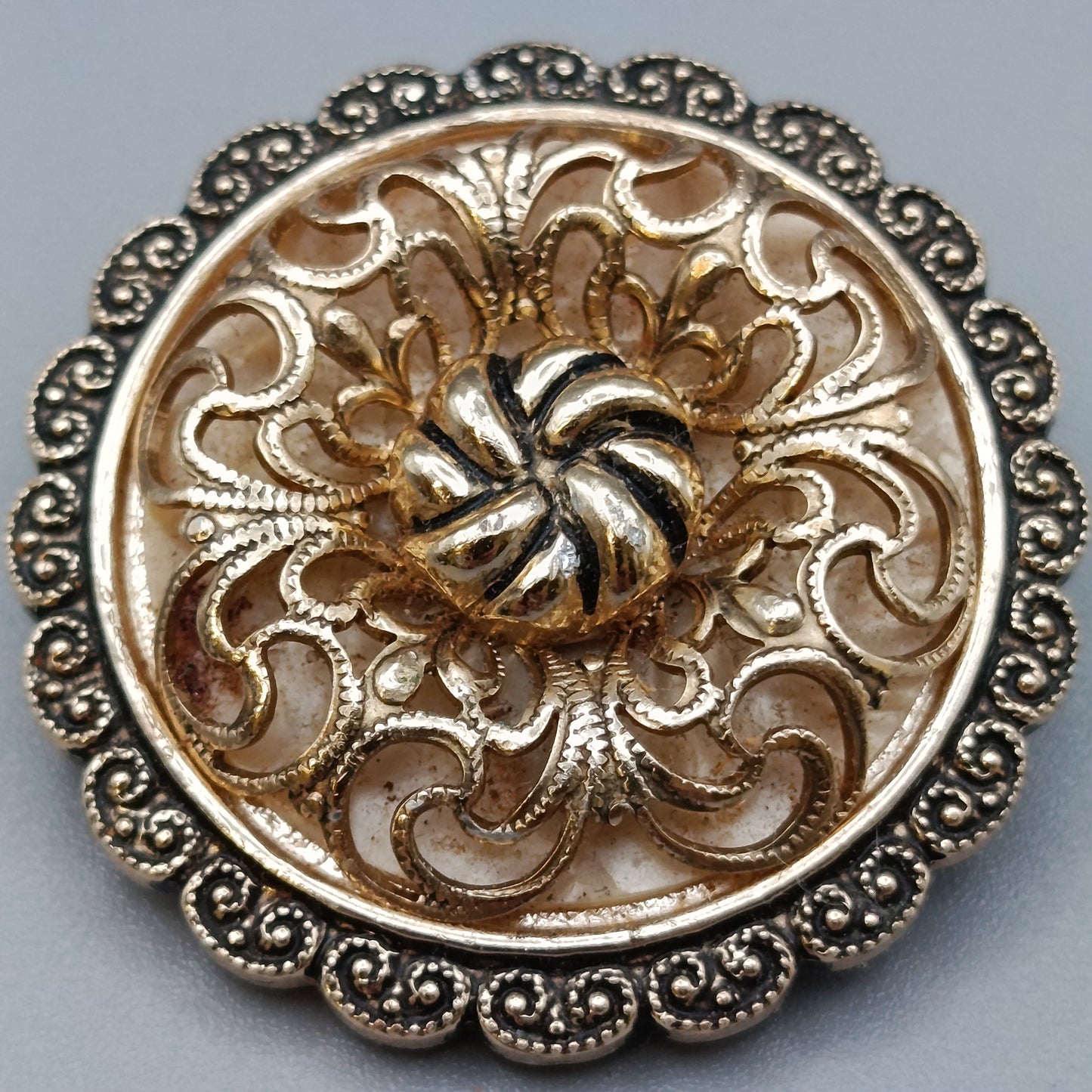 Filigraner Vintage Schalclip – Elegantes Ornament-Design