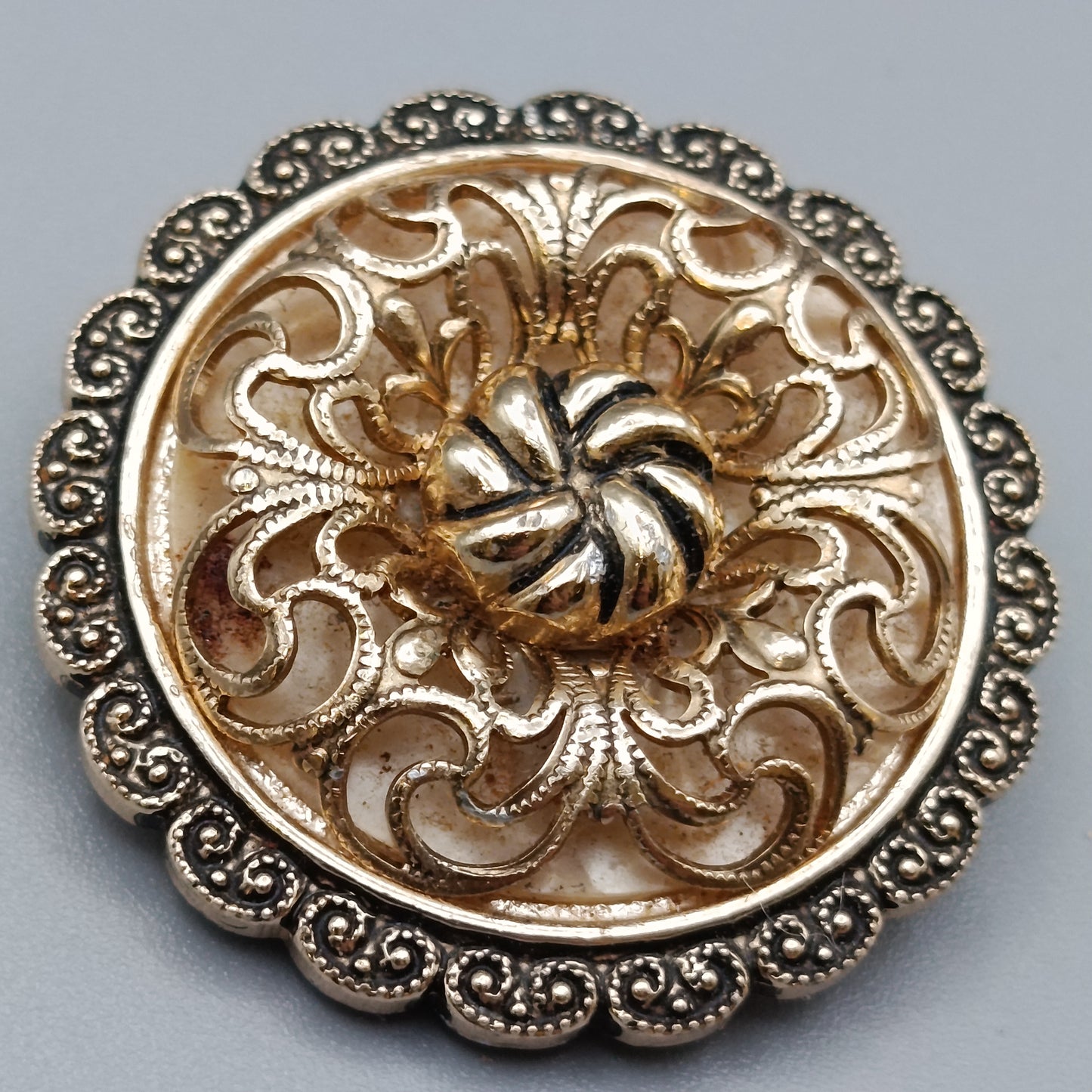 Filigraner Vintage Schalclip – Elegantes Ornament-Design